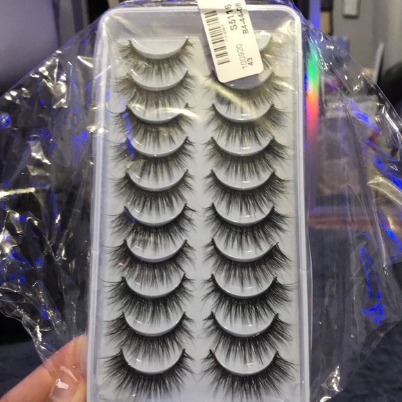 False eyelashes - Picture 3 of 3